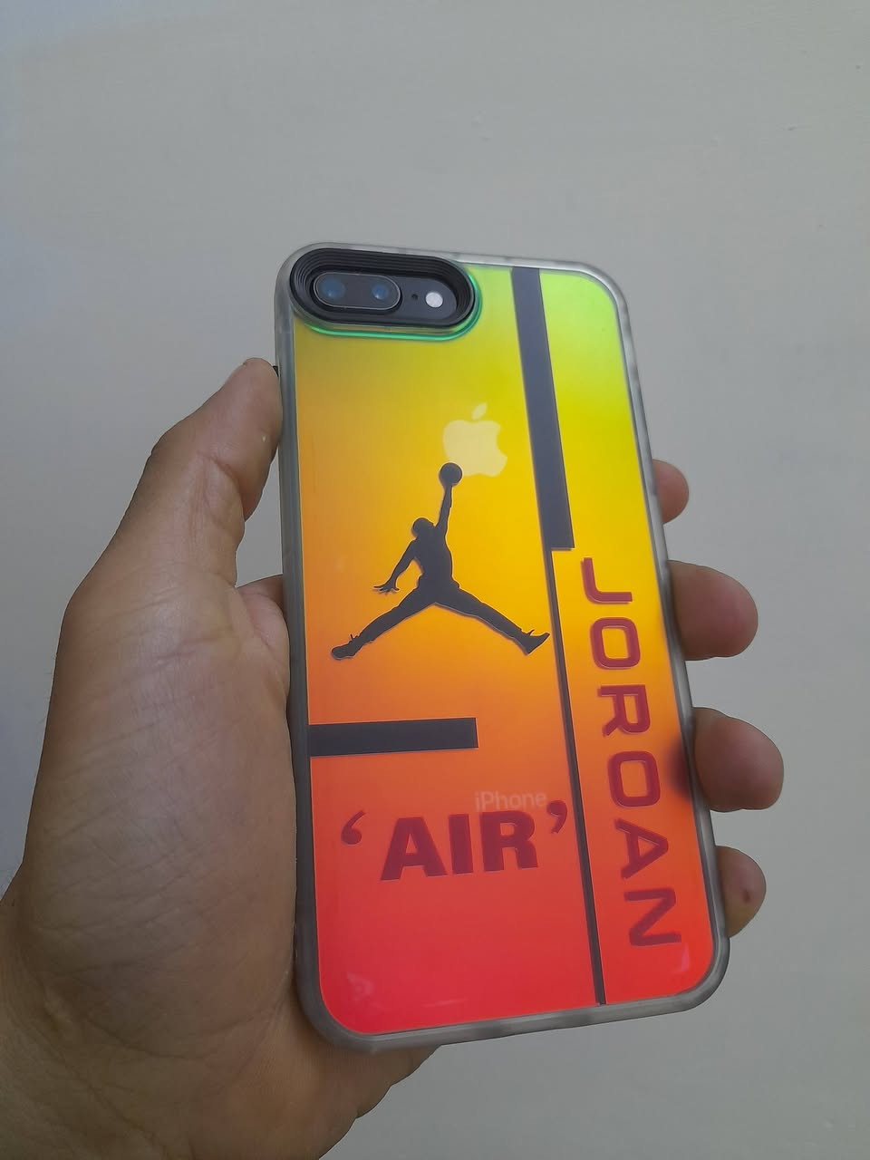 ايفون  8 بلاص ذاكرة 64 
بطارية ١٠٠ مبدله من الصبح لثاني يوم تبقه كلش زينه 
شاشه تخبل لمس حلو كلشي شغال صوت اتصال بس بي فطور صغار بل ضهر رايدة ٧٥ الف بغداد الاعظميه ***********
