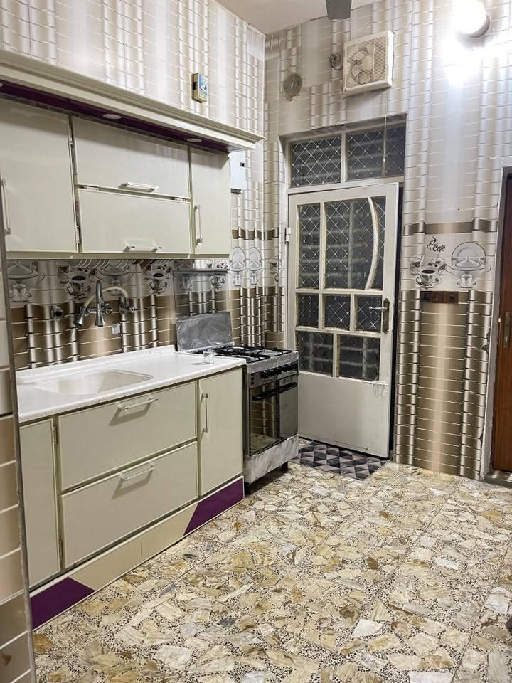 🏡 للبيع بيت سكني
بيت سكني بمساحة 100 متر، بناء جديد ونظيف، جاهز للسكن مباشرة 

مواصفات البيت:

 ● غرفة نوم.

 ● صالة.

 ● استقبال.

 ● مطبخ.

 ● حمام داخلي 

 ● صحيات خارجيه

للاستفسار أو المعاينه، يرجى التواصل على الخاص أو الاتصال.***********

***********
