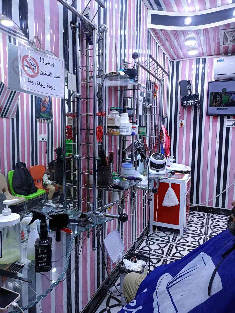 سلام عليكم غراض حلاقه. كامله البيع ميز مراتين+ ورفوف. وكرسي حلاقه +وبراد+ وكراسي +ومغسله البيع نتصل ع رقم او وتساب.  ***********
