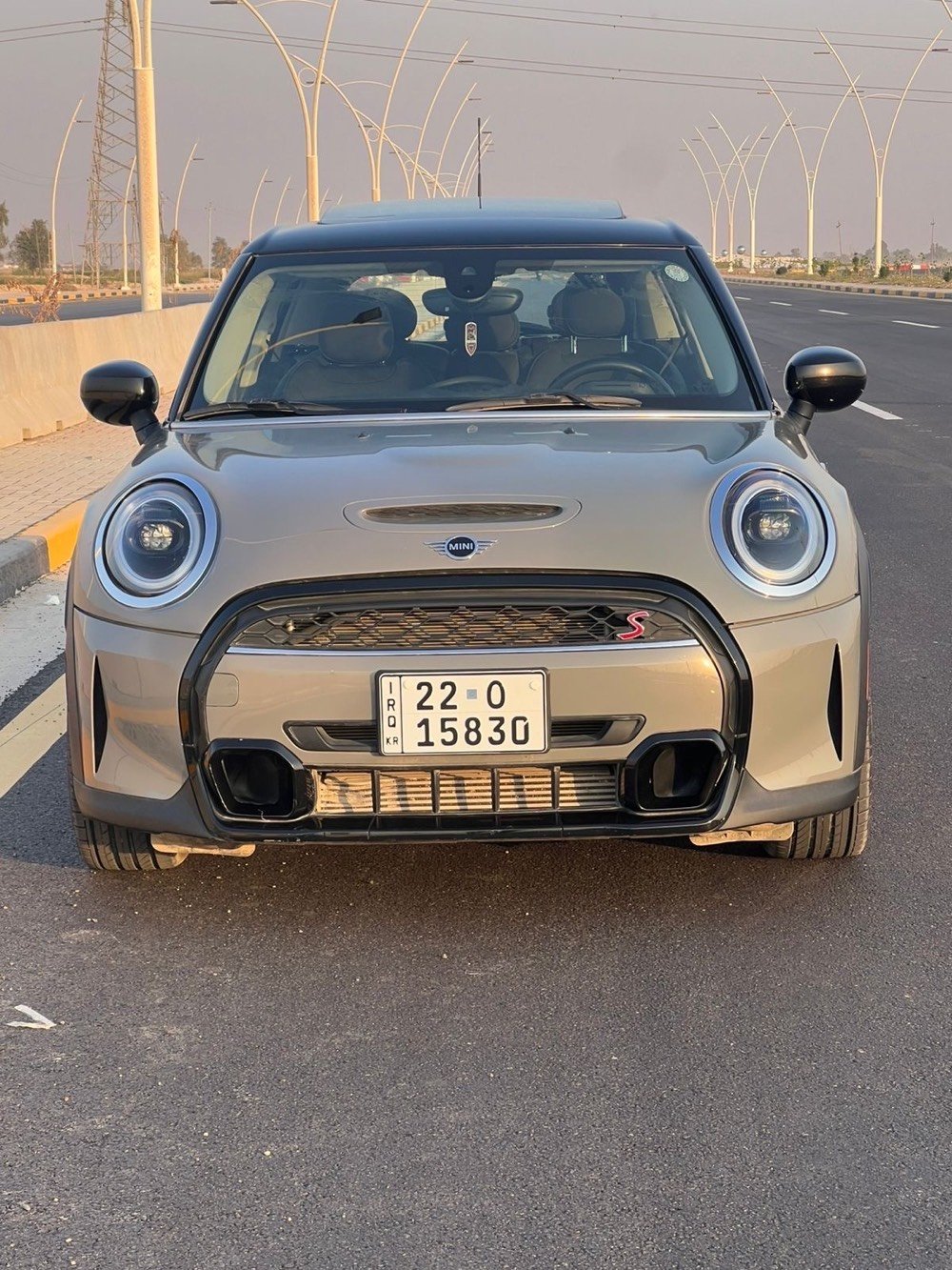 السيارة معروضة للبيع هي سيارة ميني كوبر S بلون رمادي معدني. نظيفة جداً ومحتفظة بشكل ممتاز. مناسبة للمدينة والطرق السريعة، تجمع بين الأداء والراحة. 
