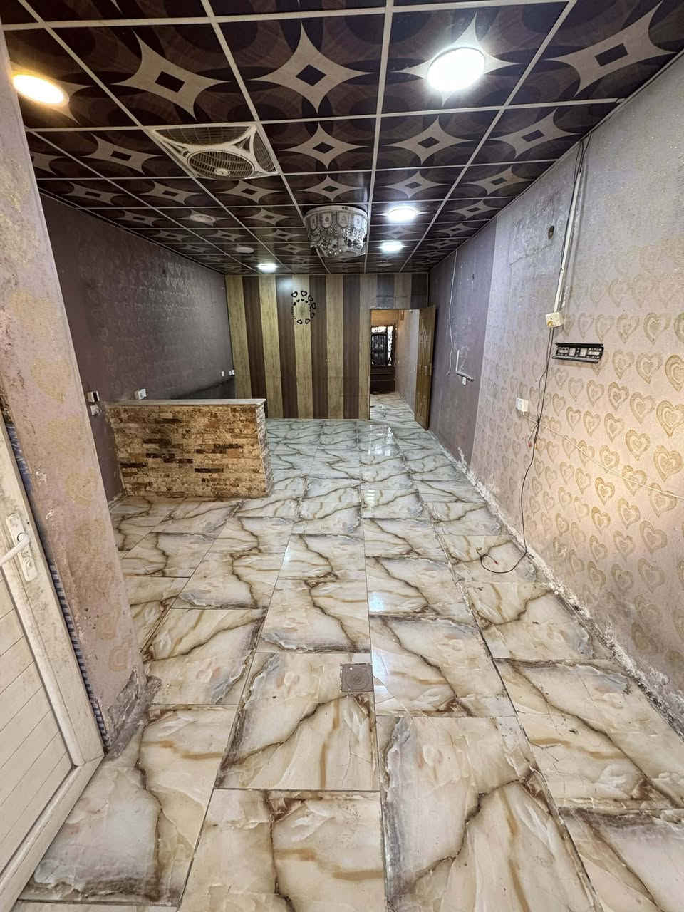 السلام عليكم
بيت تجاوز داخل مجمع ٦ خلف مدينه الالعاب 
مساحه ٦٨ متر جاهز ومرتب 
بي غرفه وصاله 
وملحقات 
كراج صغير 
وترك صغير 
خدمات كامله 
كه،باء رسميه 
ماء مجاري 
السعر ١٦ مليون وبي مجال بسيط 
***********
واذا تريد تأخذه استثمار 
يتأجر ب ٢٥٠ شرط ثاني يوم 
اجيبلك مؤجر لتدفع فلوس اذا 
متتأكد من كل هذا الكلام
