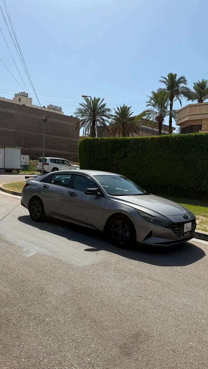 🚘 للبيع هيونداي إلنترا SEL 2023 وارد أمريكي
▪️ الموديل: Hyundai Elantra SEL 2023
▪️ المحرك: 2.0 لتر 4 سلندر ( 2000 دوش ) 
▪️ گير CVT أوتوماتيك
▪️ دفع أمامي
▪️ اقتصادية جداً بالوقود 

المواصفات:
✅ شاشة 8 إنج
Apple CarPlay و Android Auto ✅
✅ كاميرا خلفية
✅ تدفئة مقاعد 
✅ تشغيل بصمة (Push Start)
✅ دخول ذكي (Smart Key)
✅ مثبت سرعة
✅ تحذير النقطة العمياء
✅ تحذير الخروج عن المسار مع المحافظة على المسار
✅ تحذير حركة المرور الخلفية
✅ حساسات وأنظمة أمان متطورة
✅ مرايا كهربائية مع تسخين (Edmunds)
✅ ماشية 57 الف كيلو متر 
✅ دوشمة كشنات لون اسود جلد خياط راقي 
✅ اضائة led محيطية داخلية 
السيارة نظيفة جداً، استخدام شخصي، لا تحتاج أي مصروف، جاهزة للفحص بأي مكان . محافظ عليها حتى بانزين بس محسن افولها وهي محركها 2000 دوش يعني تشرب كلشي ، بس معتني بيها الى اقصى درجة . 

حادثها بسيط فقط چاملغ خلفي ايمن . موجود سونار كامل للسيارة ، نظام ايرباك كامل سليم ، شرط الفحص. 

السعر: ( 159 ورقة وبيها مجال بسيط جداً )�للاستفسار: ( *********** )
