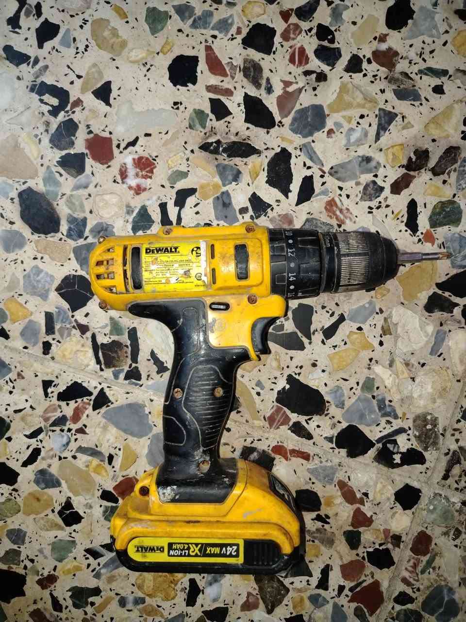 السلام عليكم ادريل بطاريته عاطله شغال للبيع سعر ١٥ مكاني بغداد بداله الإعلام عندي كوسره تشتغل بدون دكمه مباشر ١٠ الف ***********
