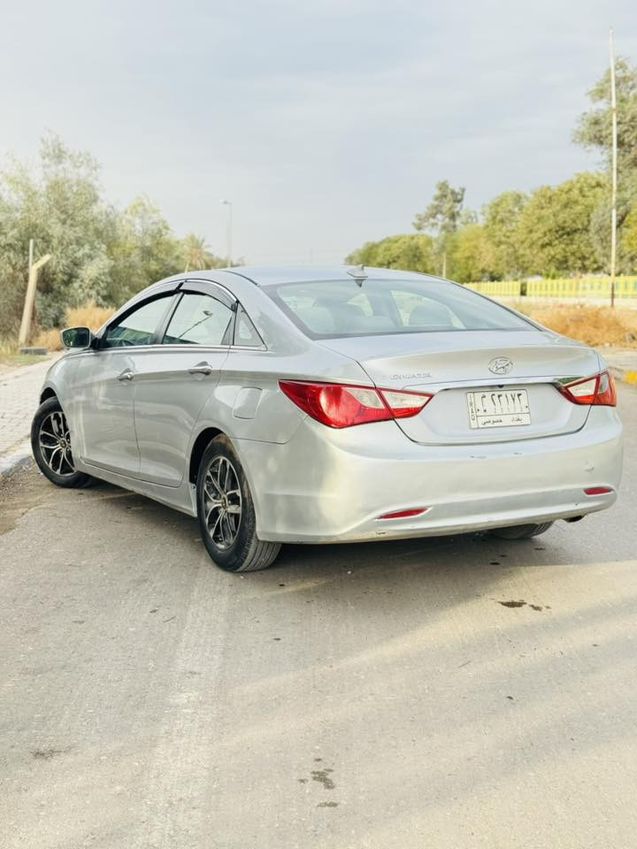 السلام عليكم 
سوناتا 2013 امريكي رقم بغداد 
مواصفات عاديه ًً سنويه 2029

1فول تحكم ستيرن 
2شاشه لمس كامره دواره 
3حساسات خلفيه 
4بصمه صندوق 
5ويلكب كروم 
6داخل لونين 
7مكينه 2400G
8مري كهرباء 
9ماشيه 140
10مانع انزلاغ 
11لايت زينون 

السياره مكينه كير تبريد حداديه تخم تاير ع وضع شركه حادثه الامريكي جاملغ وبنيد وبل عراق صار بيهه 4 قطع بدون اي دواخل نصبته احله من صور بغداد المحموديه سعر 86 مجاله بسيط جدآ ***********
