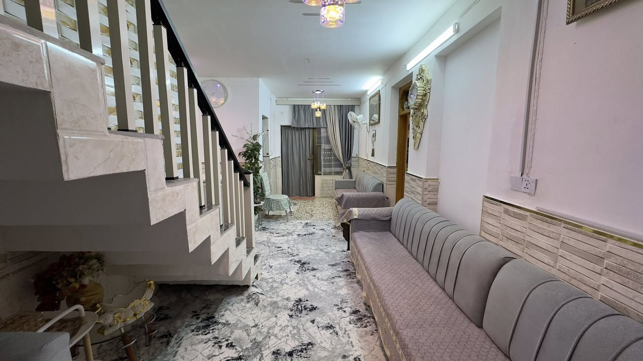 بيت 200 متر في حي الجزيرة للبيع او المراوس ب 100 طابقين بناء جديد يحتوي على مشتملين تكدر بعد ما تشتري البيت تأجرهن او ترهنهن المشتملات  وباقي البيت تسكن بي البيت طابقين يحتوي على 6 غرف مع المشتملات عرض الشارع 8 قريب على السوق

للاستفسار
***********
