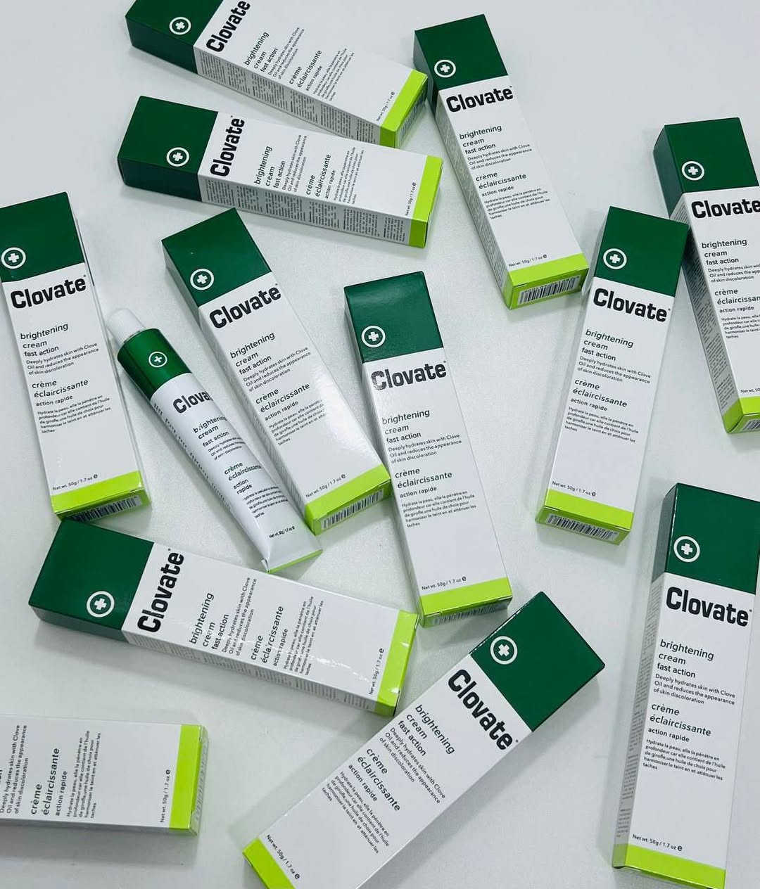 🎀 كريم كلوفيت (Clovate Brightening Cream)
🔹 الحجم: 50g – 1.7oz
🌿🎀 المميزات والفوائد:
تفتيح البشرة بسرعة وفاعلية ✨
يحتوي على زيت القرنفل الطبيعي اللي يرطب البشرة بعمق ويغذيها.
يقلل من التصبغات والبقع الداكنة ويخلي البشرة متجانسة أكثر.
يساعد على تنعيم البشرة ومنحها ملمس ناعم وحيوي.
يوازن لون البشرة ويمنحها إشراقة واضحة.

🎀💡 طريقة الاستخدام:
1. نظفي بشرتچ جيدًا قبل الاستخدام.
2. ضعي كمية صغيرة من الكريم على المنطقة المطلوبة.
3. دلكي بلطف بحركات دائرية لحد ما تمتصه البشرة.
4. يُستخدم مرة أو مرتين باليوم (صباحًا ومساءً) للحصول على أفضل نتيجة.

⚠️ تنبيه:
🎀للاستخدام الخارجي فقط.
يُفضل تجربة المنتج على منطقة صغيرة قبل الاستخدام الكامل.
يُحفظ بمكان بارد وجاف بعيد عن أشعة الشمس.


**إذا كنت صاحب هذا الإعلان وتريد حذفه لأي سبب، رجاءا أرسل رسالة إلى الدعم الفني**