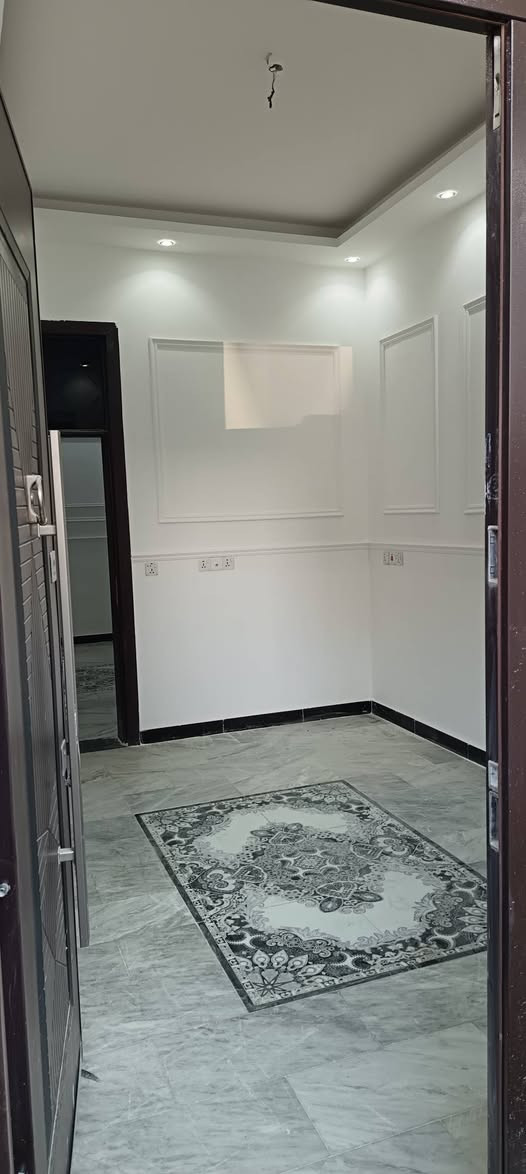 سلام عليكم البيع بيت 85 متر الدرج جام + شبابيك الامنيوم تركي يحتوي البيت على مدخلين  

طابق الاول
___________
1_ استقبال 

2_ مطبخ ( حار + بارد)

3_صاله جبيره 

4_ حمام 

5_ غرفه نوم + منور 
__________________
طابق ثاني 

غرفتين نوم داخل غرفه حمام + صاله 

بيتونه + 2سطح امامي وخلفي 

ملاحظه : اني صاحب البيت مو دلال تنازل شركه مباشر 

رقم : ***********
