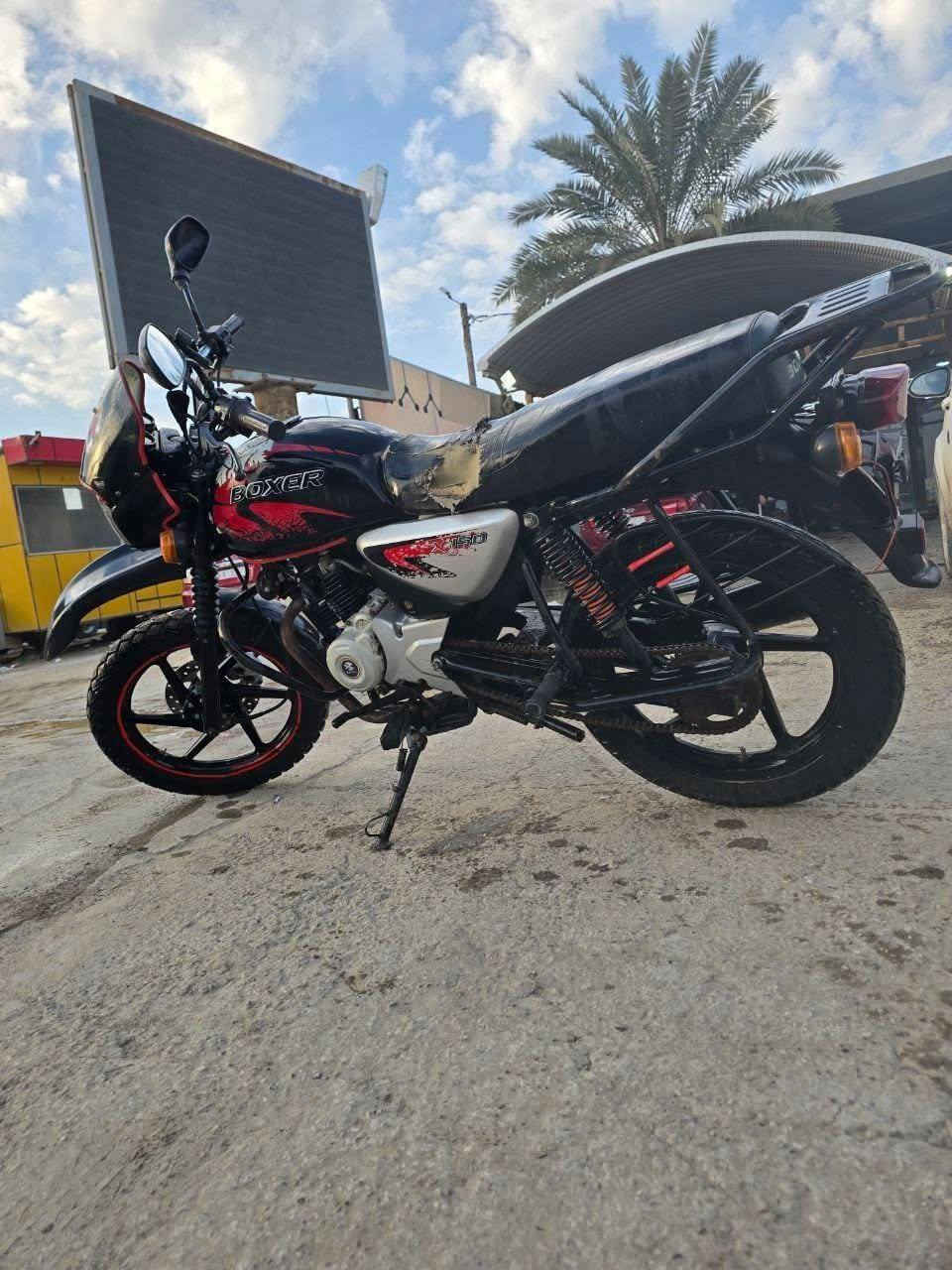 بوكسر للبيع موديل 22 اوراق أصولي
وصل معرض موجود اوراقه كله كامله 
الدراجه بيه خيط بخار تمشيك 3اشهر 
السعر 800. وبيه مجال مستعجل حيل على بيعتها 
رقمي +*********** عنوان حله
