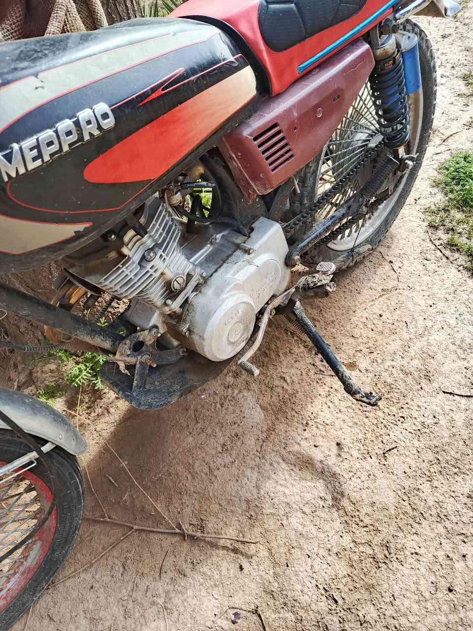 سلام عليكم دراجه إيراني 4 گير سابقاً جان شغال بس المحرك طلع بيه صوت قوي لأن منقص دهن مادري بيه ابيع محرك عاطل. دبلات أمامي خلفي شغال تايرات وياله جدد كشن جديد سعر 200 بيه مجال. ابيع محرك عاطل لا تجي تگلي شبيه مابيه . بالنسبة للمحرك ابيع كوم حديد. الباقي كله مكفول شراي إتصل *********** مكاني ناحية السعديه
