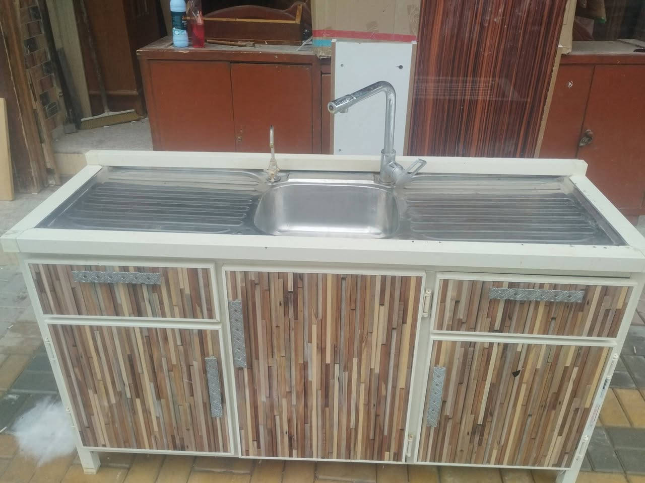 توفر سنك تسكام نضيف جدا  قياس متر ونص 
بي خلاط ماء جديد 
ومتوفر كناتير 4 ابواب 
كناتير 3 ابواب
كناتير 6 ابواب  
وغرف نوم 
ونعمل لتصليح وفتح وشد كافة الغرف العراقيه والتركيه 
بسعار مناسبه جدا 
اهلا وسهلا بكم 
العنوان واسط نعمانيه شارع 13 مقابل بيت الحاج خيون 
للاستفسار مراسلة الصفحه او الاتصال 
*********** واتساب 
***********
***********
