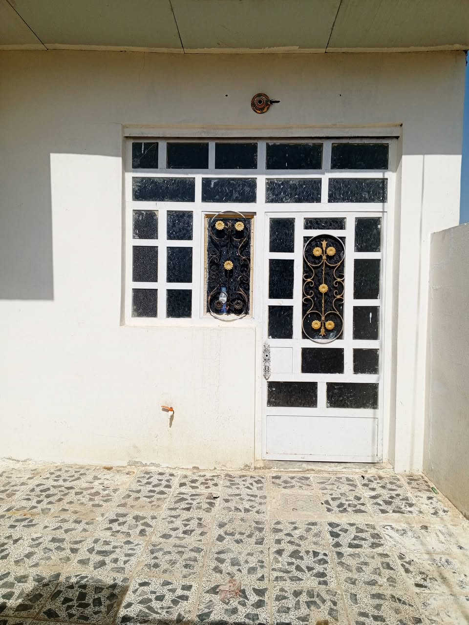 السلام عليكم
دار للبيع
نوع العقار ٣٢٠
مساحه ١٠٥ بناء ١٠٠ مربع
يتكون من حديقه طرمه كاشي
ستقبال +صاله صغيره +صاله كبيره
+مطبخ +غرفه منام+منور +حمام تواليت مختلط صب +السق سندويج ضاغط +الارضيه صب بل كامل من عده طرمه كاشي الدار داخل بلديه +طابو صادر وارد اكتبك عليه باي مكان موقعه كاطون رازي خلف المشروع قرب جامع سيد طارق النعيمي تبليط يبعد عن البيت ٨امتار كلشي قريب عليه مدرسه جامع اسواق البيت كامل وطنيه مولد انره نت سعر كل هاذه البيت ٢٠ مليون بي مجال بسيط الي حاب يتفضل على هاذه رقم او ماسنجر ***********
