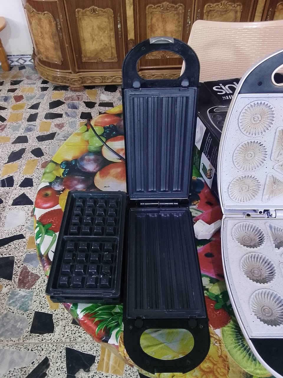 مجموعه غراض منزليه للبيع
طباخ شغال ونضيف كلش السعر 75 الف 
غساله شغاله صغيره السعر 50 الف
جهاز كهرباءي مال كليجه عدد اثنين سعر الواحد 25 الف 
جهاز مال كريب و وافل سعر 20 الف 
غراض جدد ونضاف كلش وستعمالهن قليل 
عنوان - بغداد الانتصار 
للاستفسار ***********
