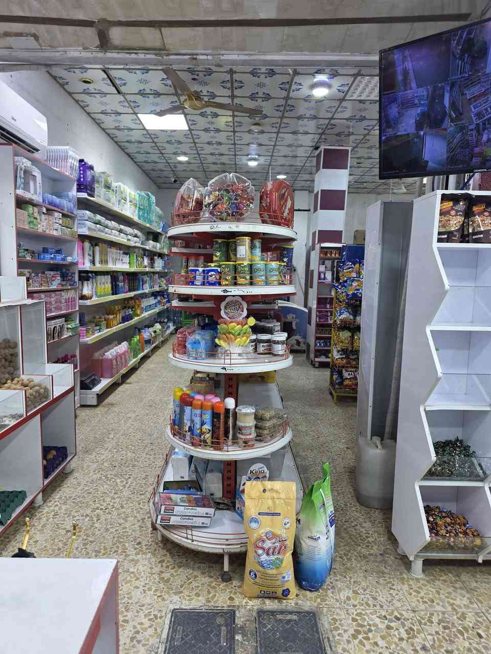 سلام عليكم أسواق للبيع حلو علا شارع عام بصره قضاء المدينة سعر حلو متفوع ايجاره سنة ٢٧ رقم موبايل ***********✅️
