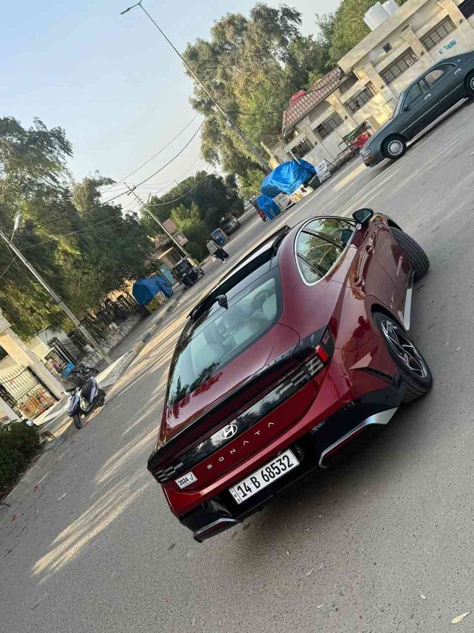 هيونداي سوناتا 2024 (امريكي) -شكل الجديد ملكة الفخامة
الون احمر طماطي
والأداء ! 🚗/ حادث شبر باجاملق الخلفي وراجع بارد بدون صبغ وباقي السياره كفاله 
رقـم بصره شهداء 
بدون ايرباك بدون تبديل
ماشيه 11ميل
​المحرك: 2.5  - أداء قوي واقتصادي جداً.
​ناقل الحركة: أوتوماتيك 8 سرعات مع خاصية التحكم 
​نظام القيادة:  (Eco, Comfort, Sport, Smart).
​ (فول مواصفات):
داخل ابيض
شفتات ستيرن
سايد بربك بصمه
صندوك ذكي +بصمه
كير تعليك 8نمر 
​: إضاءة Horizon المتصلة (LED)، رادارات أمامية وخلفية، فتحة سقف بانوراما واسعة، رينجات ألمنيوم قياس 18 إنش بتصميم مميز.
​: كشنات دفه تبريد شاشتين عملاقتين  (لوحة عدادات رقمية + شاشة ترفيه تدعم Apple CarPlay و Android Auto).
نظام ملاحة متطور، شاحن لاسلكي، 
ونظام صوتي Bose الفاخر.
​الأمان: نظام الحفاظ على المسار، رادار منع التصادم، نقطة عمياء، ومثبت سرعة ذكي (تفاعلي).
بعد هواي موصفات
​السعر المطلوب:(220) وبيه مجال 
الموقع: (البصره  )
​للتواصل والاستفسار:
📞 رقم الهاتف (***********)
