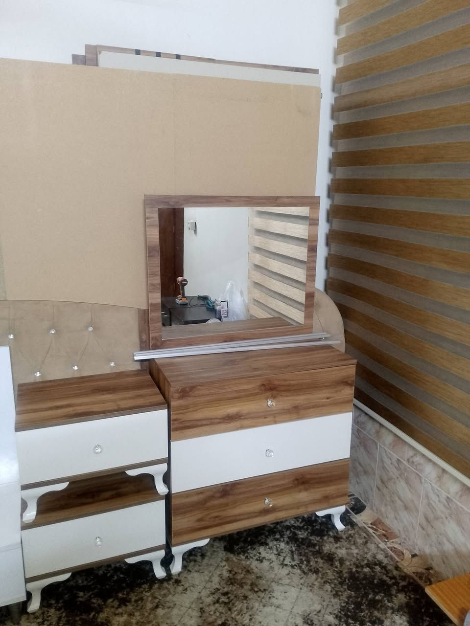 ئه م ژووري نوستني توركييه بؤ فرؤشتن ره نگي قاوه يي كاله دؤشه كي ئيسفه نجي ده ره جه يه كي له گه له 5پارچه يه نرخي 400هه زار به گه ياندن و به ستنيش***********
