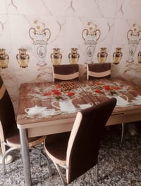 ميز طعام • ٤ كراسي • نظيف