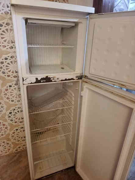 ثلاجة للبيع السعر ٥٠ وفيها مجال السكن حي العامل
***********
