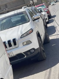 جيب شيروكي 2016 لمتد فول مواصفات  محرك 2400 كير 9 نمر zf رقم بغداد الج...