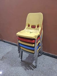 كراسي • للبيع • كمية