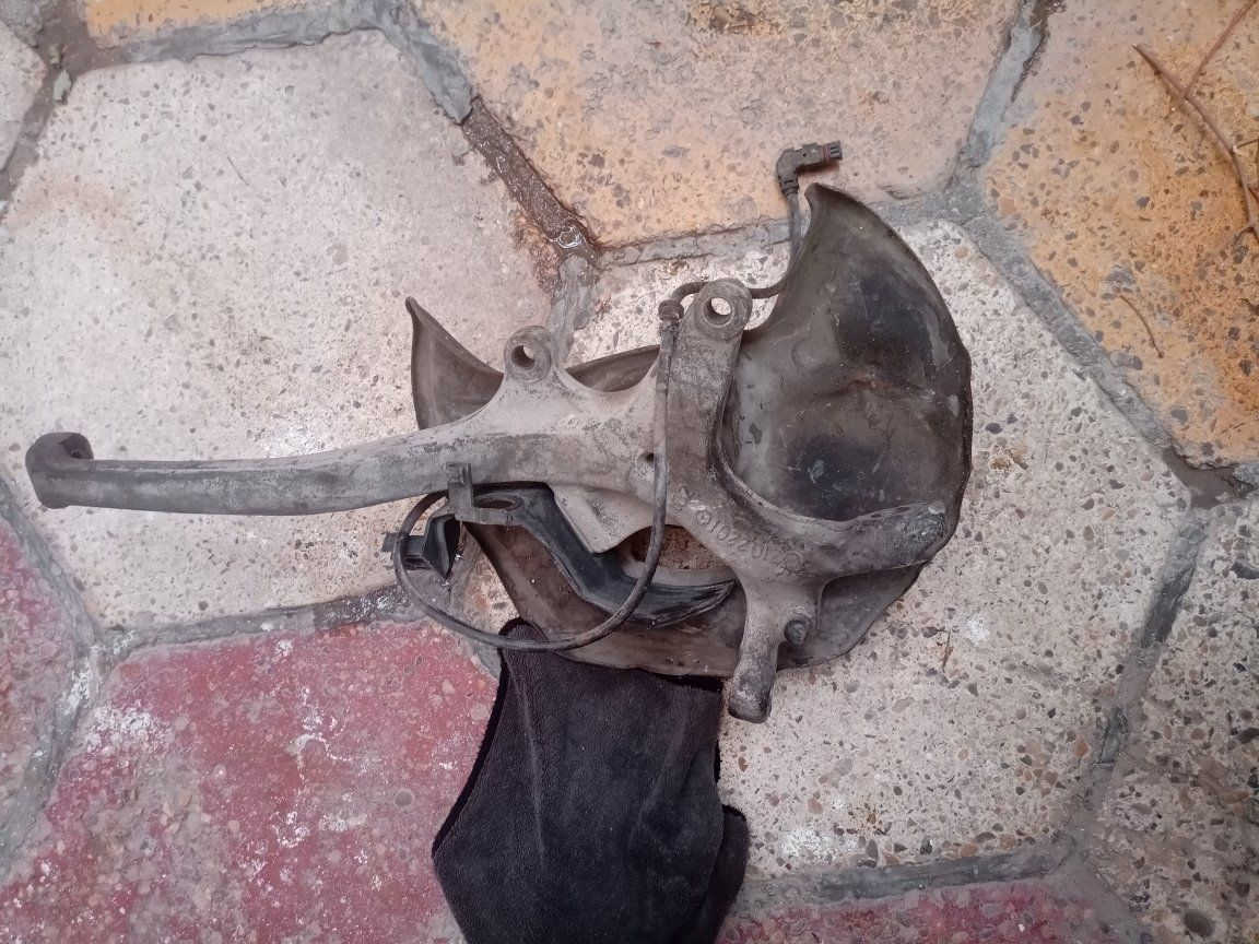 السلام عليكم 
لويات دب 4سلندر للبيع مال كصه 
سداسيه كوبلن دب 4سلندر
اسطاب اكسل ام عيون ايسر 
شاشة ام عيون شغاله كامله 
عينة دب محرك 4بدون رون ساعه 
***********
