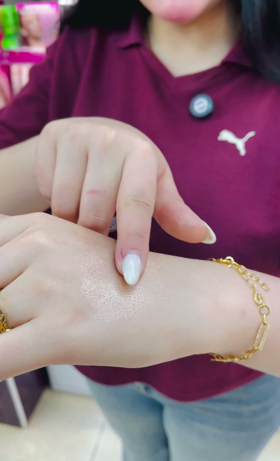 هايلايتر إيسنس (Essence) الأصلي هو  الضوء لمنح البشرة إضاءة طبيعية وصحية، ويبرز ملامح الوجه. يتميز بتركيبته الخفيفة، ملمسه الناعم كالزبدة أو السوائل المائية، الذي يناسب جميع الميزانيات مع جودة احترافية تدوم طوال اليوم.  تدوم🩷

 متوفر بمول روزه الطابق الثاني قسم الكوزمتك 

العنوان 📍 الدوره شارع أبوطياره 

متوفر لدينا خدمة  توصيل 🚗

***********. 

. #طوال #ماركة#اسنيس #اكسبلور_ضيفونا #اكسبلورر #تجميل #صعدو #ملمس #ناعمة #يناسب #الاذواق #بشرة
