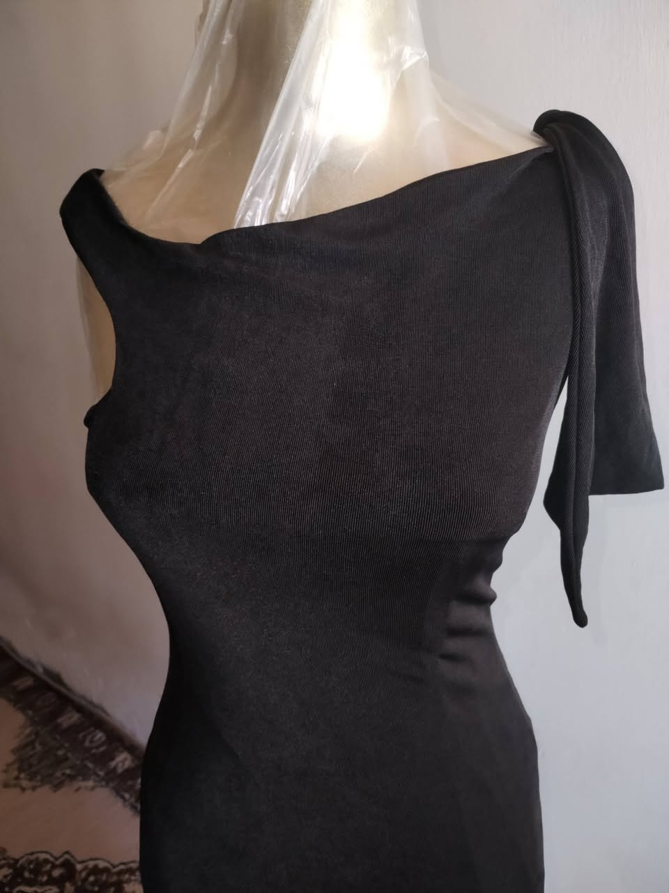 فساتين مناسبه مستخدماات جدأ قليل اخو الجديد  اي استفسار هذا رقم الواتساب ***********
