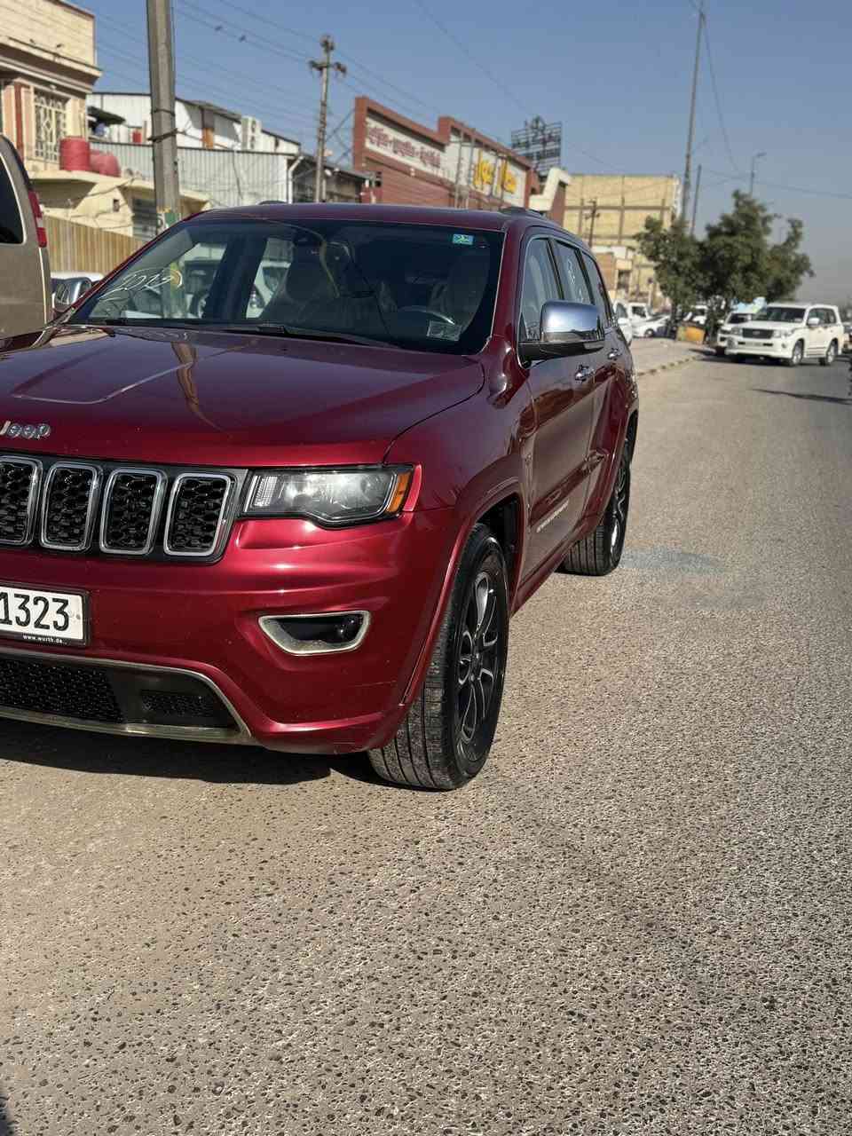 السلام عليكم
جيب كراند شيروكي لمتد 
دفع رباعي 4x4
حجم المحرك 3.600 6v 
-داخل بيجي 
رقم بغداد الجديد 
سنويه ب اسمي 
-هزه جديد شهر الرابع سويتها 
وارد امريكي 
ماوس تحكم مودات القيادة(صخري،جليد،رمل،وحل)
سستم سماعات
دمام بالجنطه 
-بصمة تشغيل وابواب 
-تشغيل عن بعد
دخول ذكي وقفل من بصمه الباب
-جنطة كهرباء
-حساس خلفي
-تدفئة مقعد السائق والراكب
-تبريد مقعد السائق والراكب
كراسي السائق والراكب كهرباء
الكراسي الخلفيه تدفئه 
-تدفئة المقود
-مقود كهرباء 
-المقاعد من الجلد 
-نظام قيادة اقتصادي ورياضي وعادي
-شفتات ستيرن
وبلوجكترات LED.
-شاشة كبيرة   
-نظام الملاحة والخرائط
-نظام تثبيت السرعة (الكروز)
-كاميرا دوارة اصلي
-تدفئة بالمرآة
-مرآة جانبية قلاب عند الرجوع
 -مرآة تعتيم عاكسة للضوء داخلية وجانبية
-اطارات حجم 18اصلي مع تخم تاير جديد
-بانوراما ع طول السقف
-مقعد السائق خزن ميموري 
-قطعتين تبريد 
السياره اصل 2014 السنويه  والشاصي 2019 حتى اليبل 2019 معامله اصوليه واضمن الاصوليه والتحويل الف متصرف عليها 
السياره حادثها  باب وجاملغ جها السايق 
الباب  والجاملغ مبدل نفس اللون وكاله 
والبنيد والجاملغ الجها اليمنه كلير وبيها بارد بسيط يم اليده مال الجنطيه 
مكينه وكير كفاله 
ماشيه164 الف كيلو متر 
  السعر 180وبي مجال بسيط
***********
