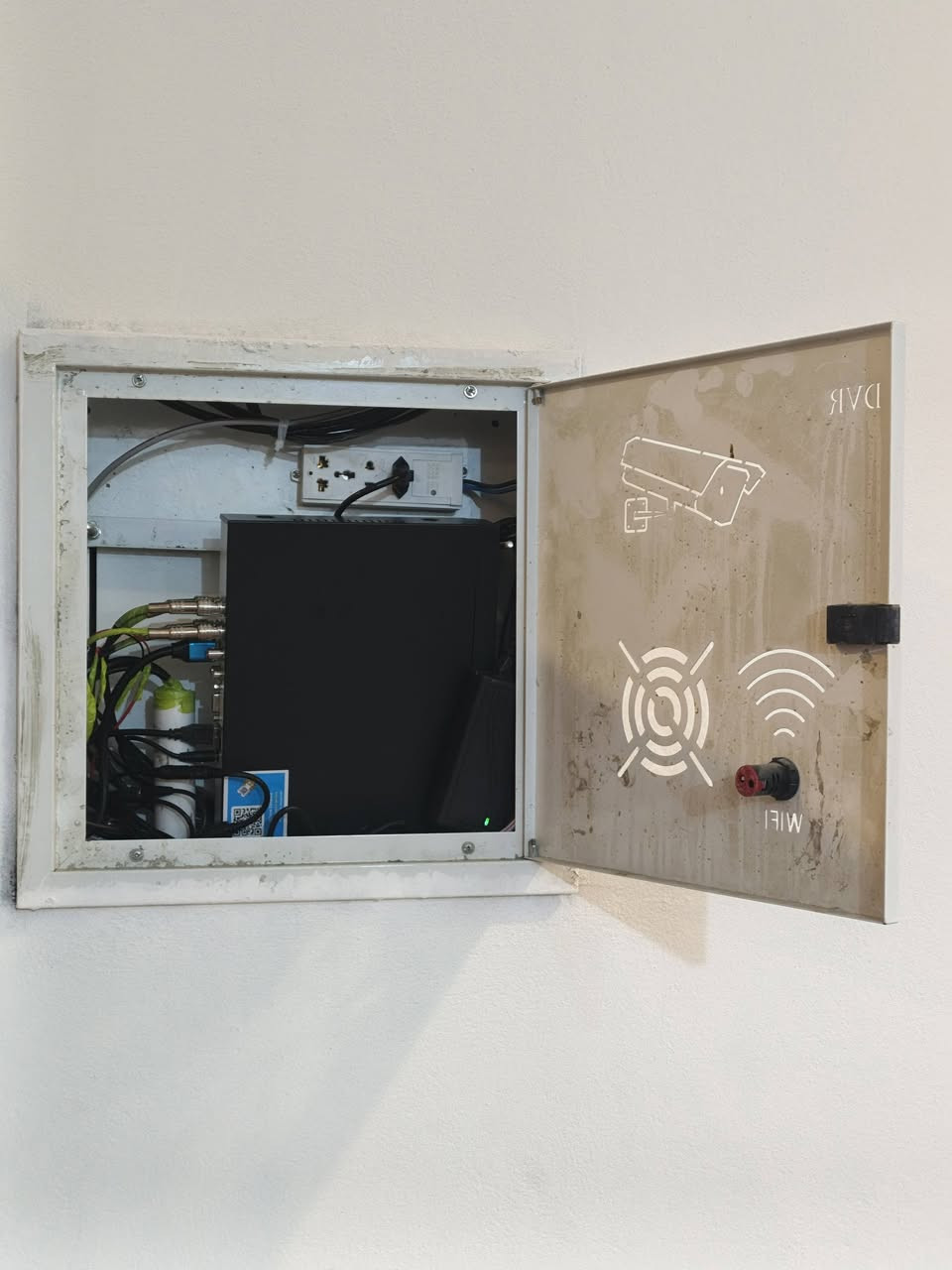 تم بعون الله تأمين موقع 
منطقة . ناحية كنعان  شارع الحولي القديم
#جودة_العمل... #سرعة_الانجاز... #اتقان_التنفيذ
-------------------------------------------
تفاصيل العمل و صيانة 
♦️كاميرات عدد 4 من ماركة داهواالعالمية دقة 2 ميكا
♦️ تقنية التصوير الملون ليلاً ونهاراً full color صورة و صوت 
♦️ جهاز DVr 4 CH مع هارد خزن 500 كيكا 
♦️ طريقة تسليك الكيبلات (تري لاصق) كيبلات مخفية
♦️ تثبيت بوكسات للكاميرات الخارجية لحماية الفيش
-------------------------------------------
من اجل خلق مجتمع امن وذكي وللحد من الجرائم وعمليات السرقة وتوفير حماية للممتلكات الخاصة والعامة
               ((((في محافظة. ديالى ))))) 
مستعدين لتنصيب وصيانة كاميرات المراقبة في ( المنازل / المحال التجارية / الشركات / المدارس / المشاريع / المعامل / الدوائر الحكومية )
بوجود كادر هندسي وفني احترافي متخصص وبأسعار مناسبة

#اتقان_العمل... #سرعة_الانجاز... #اتقان_العمل

--------------------------------------
متمرسين علئ كافة انواع الكاميرات نظام ip + انلوك
( Dahua /Hikvision / Aswar / XVision / HiLook / Unv / Samsung / ACCU VISION )

خدماتنا تشمل :
1)تنصيب وبرمجة وصيانة كاميرات ip + انلوك
2)تنصيب وبرمجة وصيانة وتحديث  اجهزة NVR + DVR
3) برمجة ونصب الكاميرات المتحركة PTZ
4) برمجة َنصب كاميرات ال WiFi وربطها علئ الهاتف
5)نصب وبرمجة كاميرات التقاط ارقام السيارات ANPR
6) برمجة وادارة ستورجات الخزن  وسستمة المنظومات والمشاريع الكبيرة
7)تأسيس وتسليك وتفييش جميع انواع الكيبلات RG45 و BNC 

#اتقان_العمل... #سرعة_الانجاز... #اتقان_العمل

--------------------------------------
للتواصل معنا :
العنوان المكتب . ديالى بلدروز حي العصري  شارع حاتم القاضي 
فيس بوك : مكتب الرافدين للألكترونيات 
الهاتف : ***********
 #تنصيب_كامرات #كاميرات_مراقبة_منازل #كاميرات #كاميرات_المراقبة #كاميرات_متحركة #كاميرات #فني_كاميرات_مراقبة #dahua #dahuatechnology #dahuamena #hikvision #hikvisioncctv ##Aswar #unv
