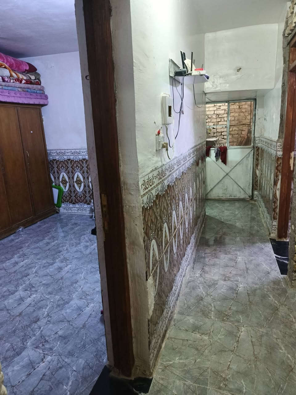 من رخصت مدير الكروب
بيت للبيع المساحة م 100 مربعة 8 ونص ونزال 12ونص
يحتوي على استقبال 4 ونص ×4   مطبخ 2 ×6 ونص
اثين غرف نوم صحيات اثنين البيت ناقص فقط سراميك مطبخ
موقع البيت السكلات العشرتلاف شارع الشبكة المنطقة تبليط
كهرباء مجاري كاملة السعر ٥٣ بي مجال قليل 
***********
