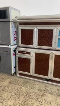 كاونتر المنيوم قياس ثلاث امتار قطعتين كلش نضيف داخله  سعره ٢٧٥ مكان ال...