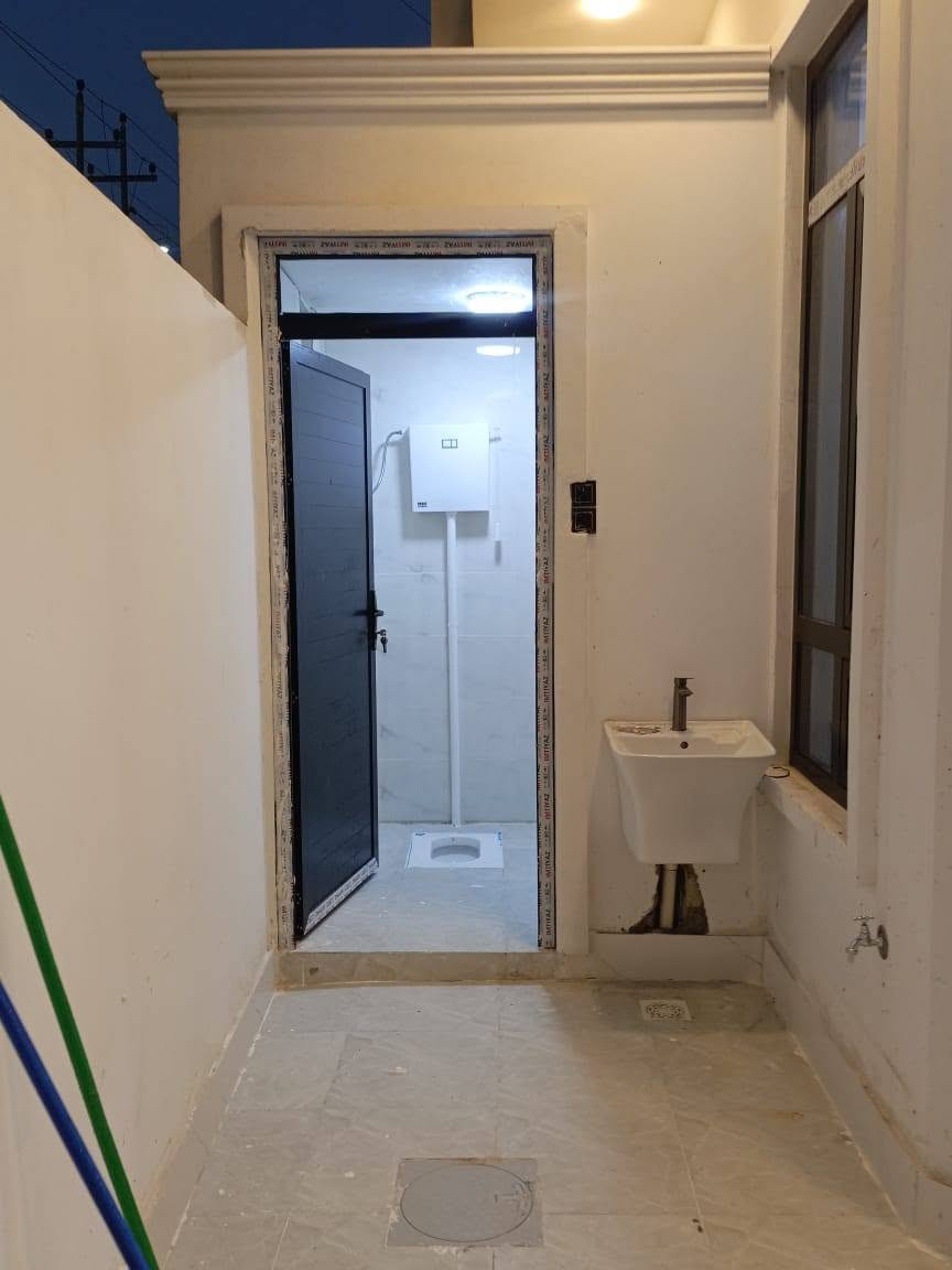 🏡 دار حديثة للبيع في الرمادي – شارع 40 خلف عمارة القند

✨ بناء حديث (صفر) غير مسكون

📍 الموقع: الرمادي – شارع 40 خلف عمارة القند
📐 المساحة الكلية: 150 متر مربع
📏 الواجهة: 8 متر
📏 النزال: 18 متر
🛣️ عرض الشارع: 10 متر

📑 جنس العقار: طابو زراعي سند 25 فسفوري – تنازل مباشر.

🏠 مواصفات الدار:

🔹 الطابق الأول:
• استقبال
• صالة
• مطبخ
• غرفة نوم
• مجموعة صحيات داخلية وخارجية
• كراج سيارة

🔹 الطابق الثاني:
• 3 غرف نوم
• صالة
• مجموعة صحيات
• بلكونتان

💡 كافة الخدمات متوفرة:
✔️ ماء
✔️ كهرباء
✔️ تبليط
✔️ منطقة سكنية متكاملة

💰 السعر: 165 مليون دينار عراقي
📌 قابل للتفاوض البسيط.
للتواصل زيارة مكتبنا مكتب النورس مجاور مرطبات ادريم أو الاتصال بنا 
***********
