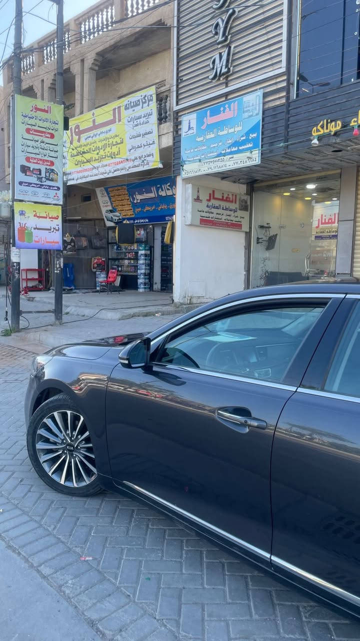 السلام عليكم للبيع كيا كادنزا 2017 امريكي مكينة 6 سلندر حادثها كلش بسيط باب عكس السائق بجم كبس سيارة جديده وعليها ادامة كامله فول مواصفات وميحتاج اذكرهن كير مكينه تبريد كلهن مكفولات السياره رقم بغداد القديم وتحويل ثاني يوم هذا احد شروط البيع 
مكان السياره بغداد السيدية 
*********** 
السعر 148 وبيها مجال بسيط
