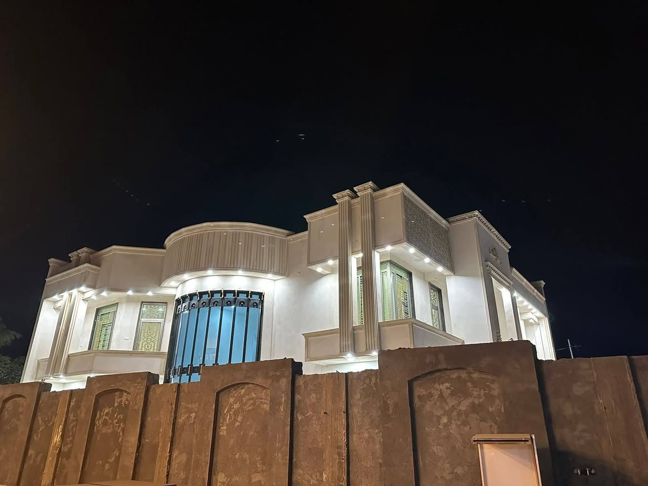 بسم الله الرحمن الرحيم 

#فيلا_للبيع

في محافظة الانبار ( قضاء الحبانية -ناحيه الحبانيه )
بناء حديث 2025  

شغل درجه أولى بناء  طابوق احمر أشور مفحوص مختبر 
البيت كله اربع جهات لبخ +طلس ماده كلكيم الأصلي + فوم تركي 
إطار الشبابيك مرمر إيطالي 
شبابيك المنيوم سلايد تركي دبل جام سكيورتي + حمايه خارجيه 
الارضيه بورسلين شركه ايتاكا  + الدرج مرمر 

الطابق الأرضي جبس بورك ملكي 
السطح الأول والثاني ماده سعودي گول روف  ثلاث طبقات بضمان 10 سنوات 
الماء نضام بوستر اوتماتيك مواد الماء والمجاري مصري الأمل الشريف درجه أولى 
نظام كامرات خارجي 
نظام غاز خارجي 
البيت جاهز للسكن 

المساحة : 1000 م
الواجهة : 24  م
النزال : 41 م
الشارع : 8  م  خاص بلبيت 

طابقين 
مكون الطابق الأرضي من
استقبال 
كندور 
هول 
صاله كبيره
غرفتين نوم كبار 
مجمع صحيات حمام + تواليت شرقي وغربي 
مطبخ 

والطابق الأول 
ثلاث غرف نوم كبار 
واحده سويت 
صاله كبيره 
مجمع صحيات حمام + تواليت شرقي وغربي

مجمع صحيات خارجيه رجاليه حمام +(تواليت شرقي وغربي )+ تواليت نسائيه 
وكراج كبير جدا
وحديقة كبيره جدا
مكان مطبخ خارجي 
مكان حديقه عائليه 
مساحه تشجير جانبيه 
مكان جلسه خارجيه رجاليه 

للاستفسار : خاص 

للاتصال : ***********. يوجد واتساب نفس الرقم
