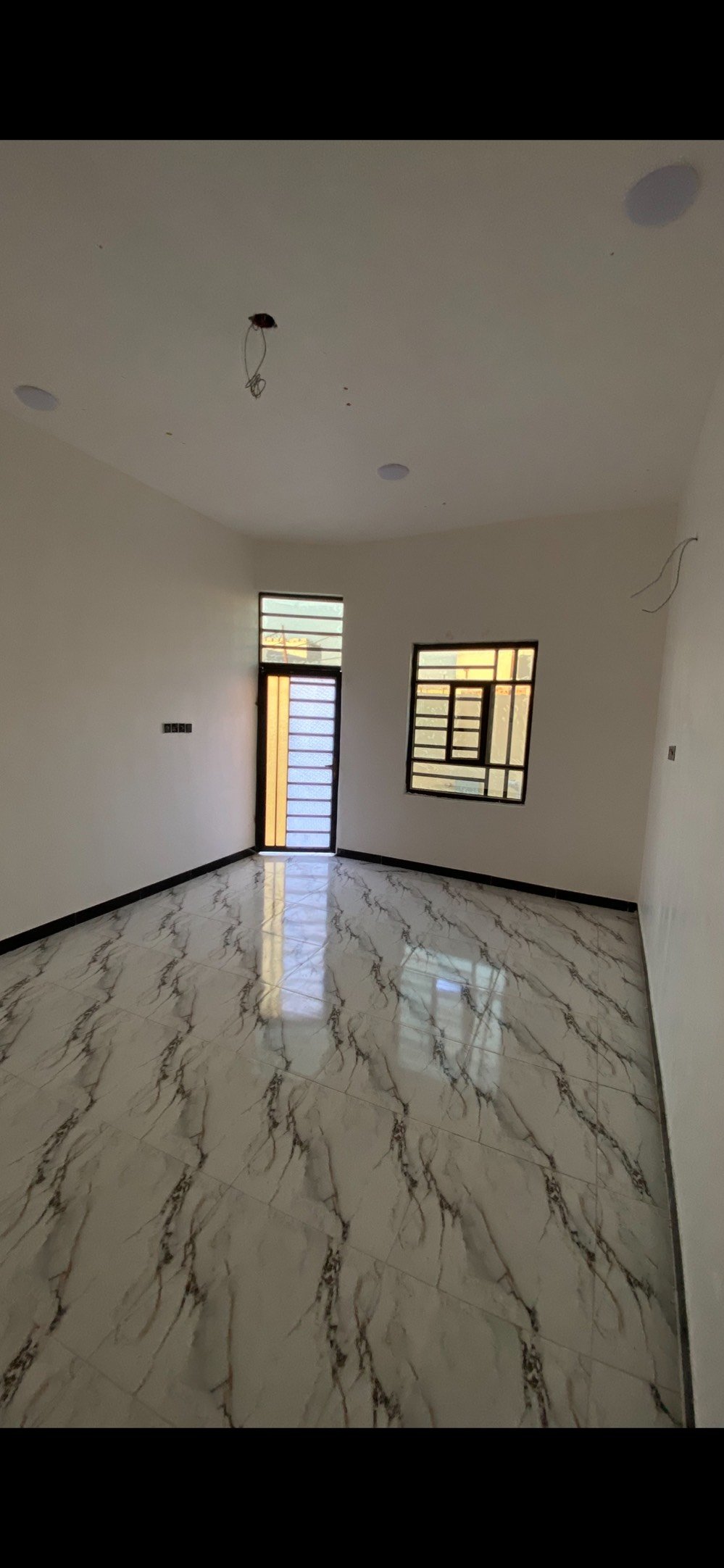 البيت للبيع مكون من واجهة عصرية وتصميم داخلي حديث. يتميز بأرضيات سيراميك جميلة ونوافذ توفر إضاءة مناسبة لجميع الغرف. مدخل واسع يفتح على غرفة استقبال وأخرى للعائلة. البيت فيه فناء خارجي مع مكان لحوض الزرع. مثالي للعوائل الباحثة عن الراحة والخصوصية. موقعه قريب من الخدمات الأساسية والمدارس.