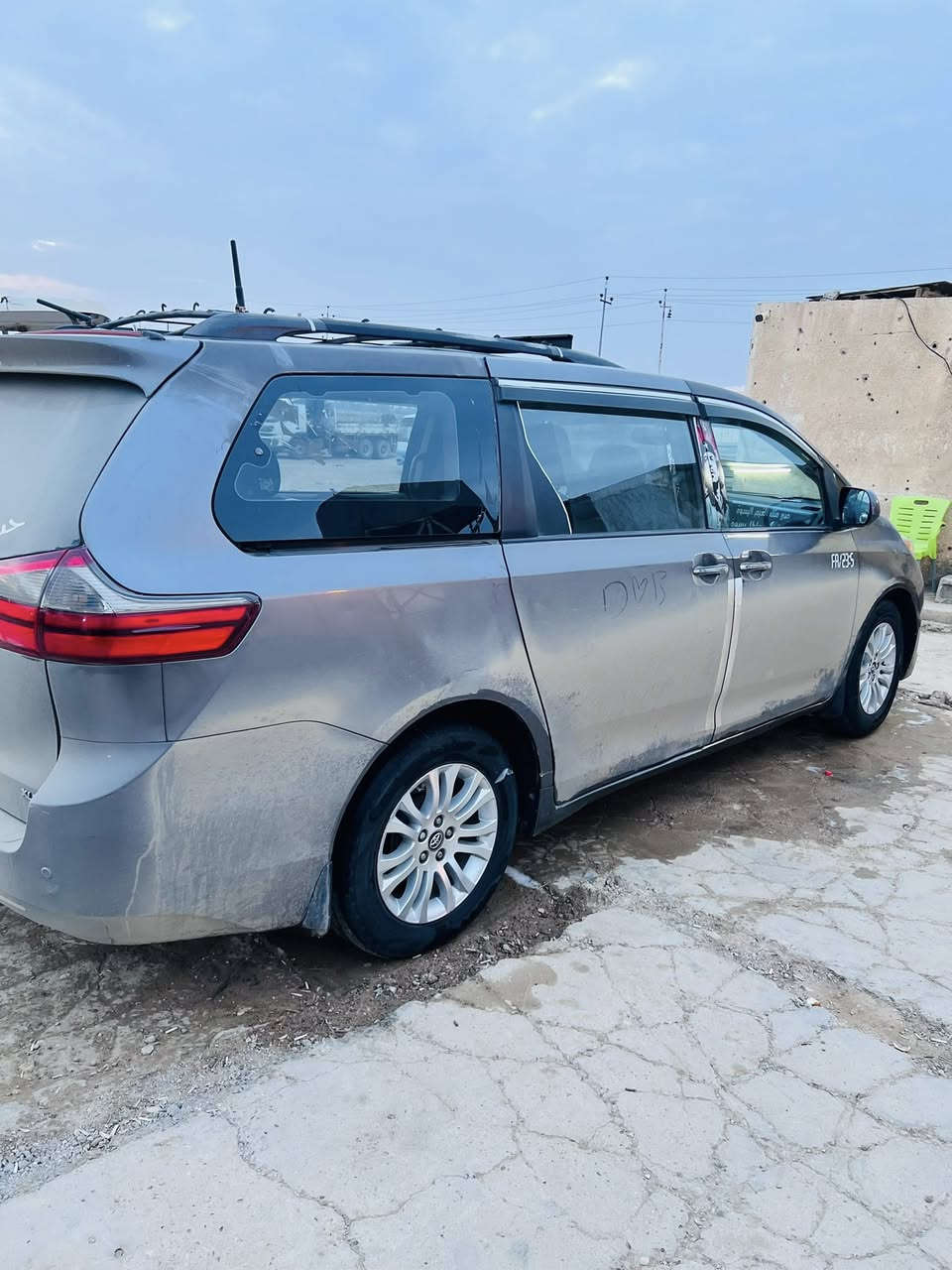 السلام عليكم
سينا للبيع 2017 XLE
فول موصفات فتحه بصمه 
شاشه ويل كب سياره تخم تاير جديد
محرك جديد كير خير من الله 
سياره جاهزه لشغل 
حادث 3قطع 
السعر 185وبيها مجال 
مكان السياره بحديثه وبغداد 
***********
