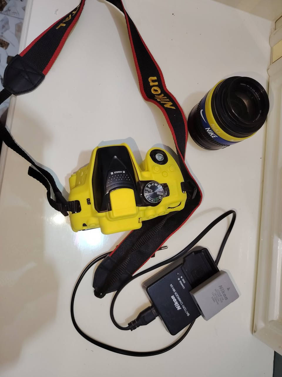 (كامرة 5300 )للبيع ملحقاتها  شاحنه// بطاريه // عدسه 55-200 جيلاتين اصفر وحشداوي وحزام - ورام 8 كيكا - وترسل واي فاي - شاشه قلاب مستعجل علئ البيع الموشراي لا يدخل خاص --- ***********
