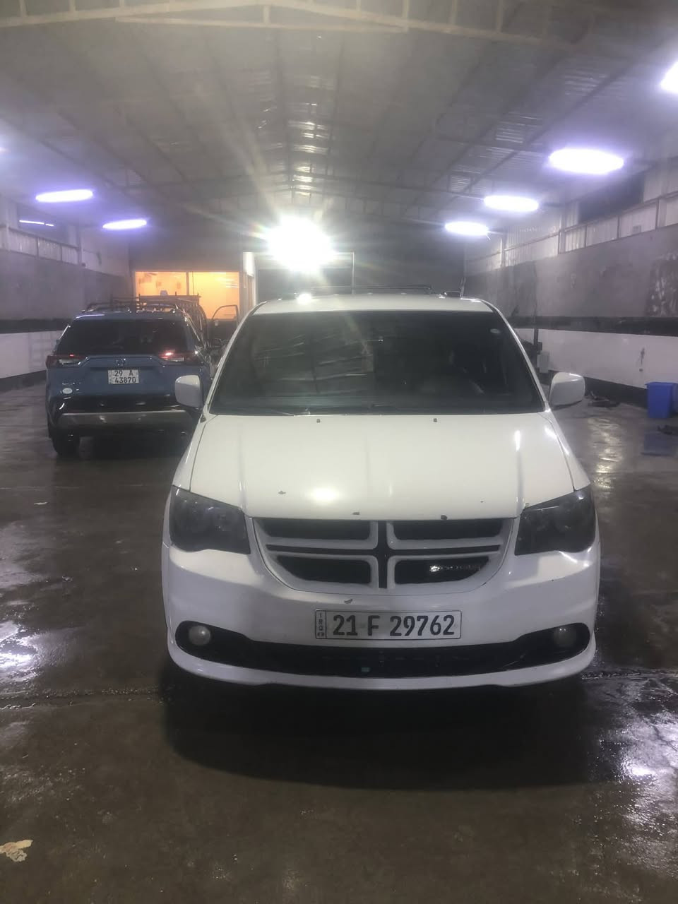 السلام عليكم دوج كرفان 2017 فول موصفات داخل اسود جيتي 3شاشات باب كهربائي جنطه كهربائي ويل اسود تريشه بل باب سيبايه حصان بل نص مفوله موصفات كشنات جلد ***********
