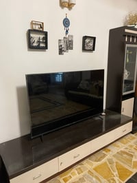 ميز تلفزيون مع فاترينات للبيع 95 الف بغداد السيدية 07703514554