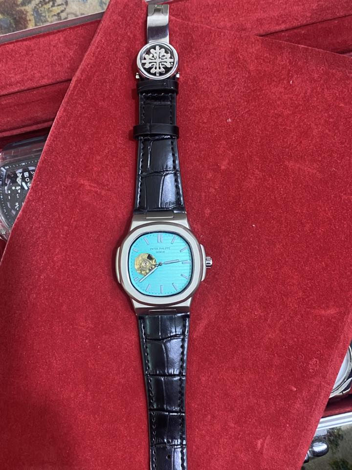 باتيك فليب سير جلد مختم بلسير شعلر الباتك لون المينه تيفاني جديد غير مستعمل اوتوماتيك قلب كشف رقاص مكينه كشف السعر 40 الف مع التوصيل 
***********
