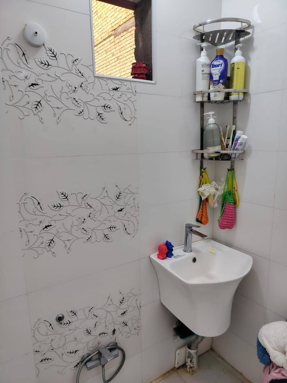 السلام عليكم
بيت للبيع خلفي طابقين بحي المعلمين بيت مرتب كلش مساحه 117واقع حال بطابو 105.الاطابق الاول دوانيه وصاله وهول ومطبخ وصحيات الطابق الثاني غرفتين وصاله وصحيات وسطح شغل درجة أولى  توه مرمم البيت 2025دربونه متر و40 مداور ثاني يوم كافه الخدمات موفره ماء مجاري شوارع كبار تبليط مدارس منطقة راقيه
صاحب البيت ‏‪***********‬‏
