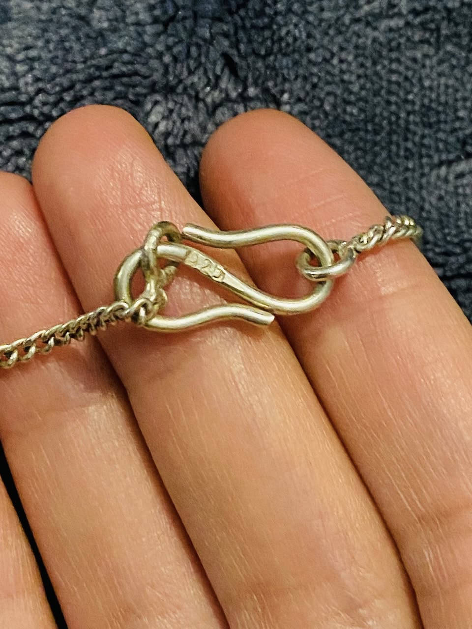 قلادة فضة 925 مرصعة بالجمشت النقي ابيعها هيه وحجرها يعني هذا وزنها كدامكم
مااكدر افصل الحجر واوزن تسكط حرامات 
المهم 31 غرام ونص الغرام على 4000 
جوه هالمبلغ لتراسلني رجاء 💖 
تحياتي لكم اخوتي


**إذا كنت صاحب هذا الإعلان وتريد حذفه لأي سبب، رجاءا أرسل رسالة إلى الدعم الفني**