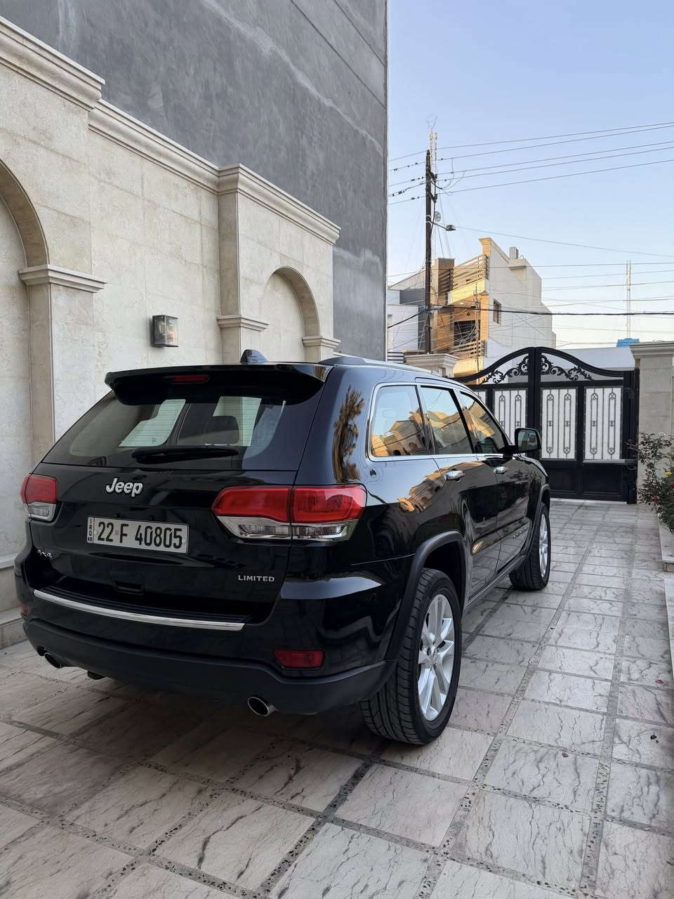 السلام@ عليكم جيب جراند شيروكي لمتد فول مواصفات ماشية 98 الف ميل موديل 2017 خليجي سعرها 26.000$ وبيها مجال بسيط للتواصل ***********
