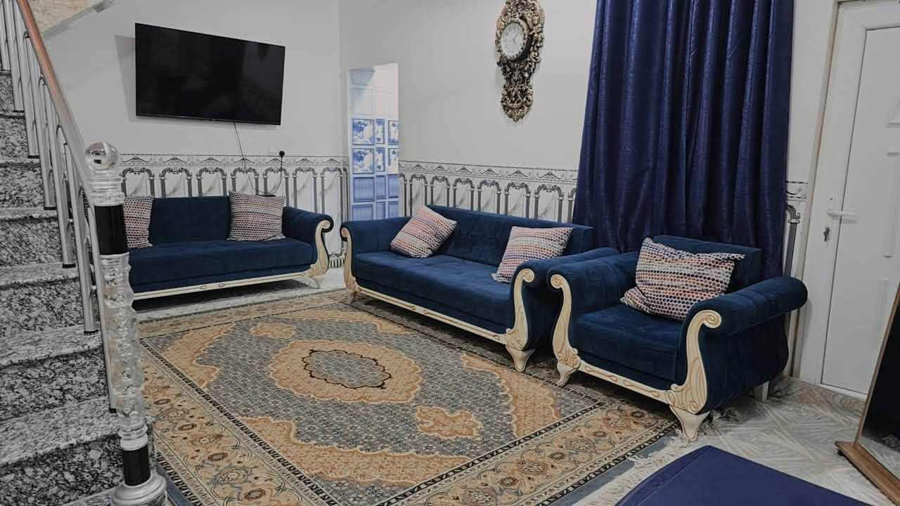 منزل ركن طابقين ملحق الفارس شارع 20 م مربع المساحة 107 م ***********
حديث غرفتين نوم صالة عدد 2 صحيات 3 ارضية مرمر
