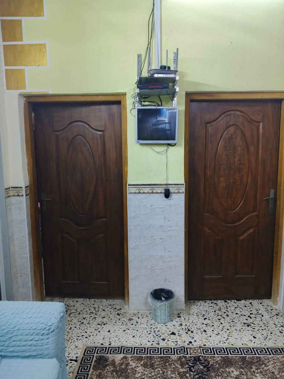 #بيت للبيع 
البيت حي الوحده قرب مستشفى خزرج مساحه البيت 300 متر يتكون من غرف عدد 2
موزع كبير 
ستقبال كبير 
مطبخ كبير +مطبخ حراري 
البيت كله سيراميك 
وداخل البيت كله كاشي 
بناء حديث 

للاستفسار :***********
