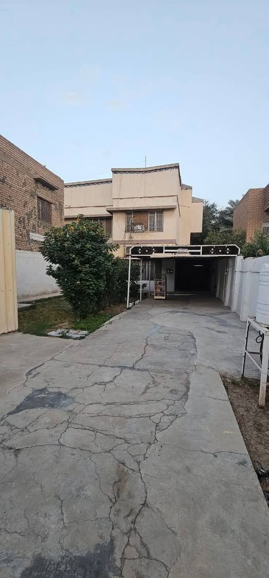 دار للبيع استثماري في حي الخسروية مساحته ٨٥٦ م٢ مقابل ساحة كراج الصادق..الشراي الاتصال على الرقم ***********
