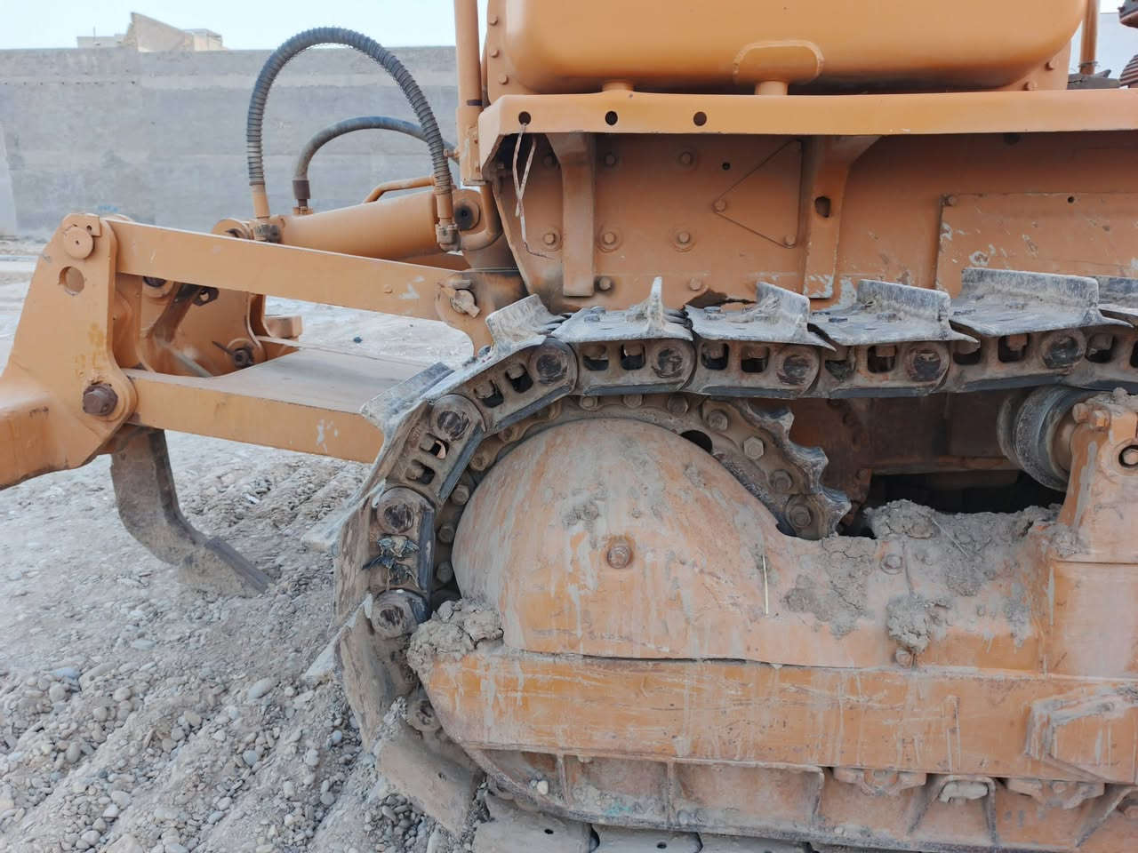 السلام عليكم بلدوزر للبيع موديل 82 السعر 25وبيه مجال للاستفسار الاتصال على الرقم ***********
