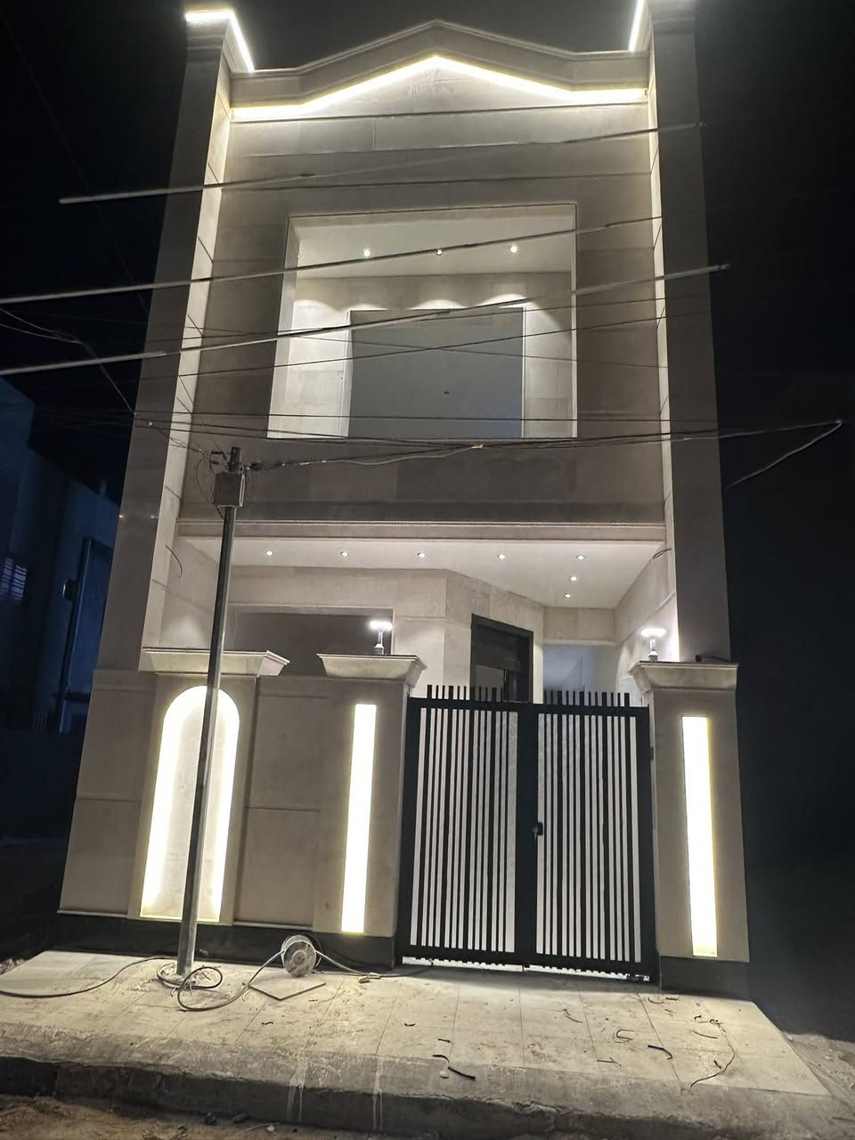 سلام عليكم 
بيت للبيع مساحه 100 متر 
واجه 5 ونزال 20 
يحتوي دار عل 4 غرف نوم 
صاله مطبخ منور 
حمامات عدد 3 
واجه دار مرمر 
حي جهاد المخابرات مربع 300 خلف جامع محمد رسول الله
 
***********
واتساب
