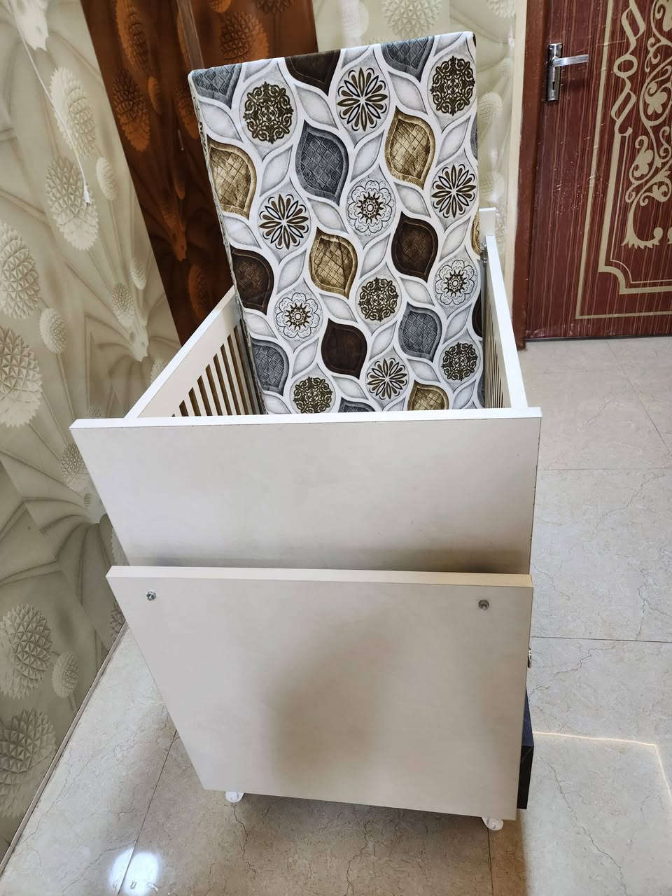 للبيع/ تخت هزاز  للاطفال 
نوع الخشب mdf  عالي الجودة  
جكمجتين هدروليك 
مع دوشك ضغط عالي 
السعر ٢١٠ الف 
التواصل ***********

