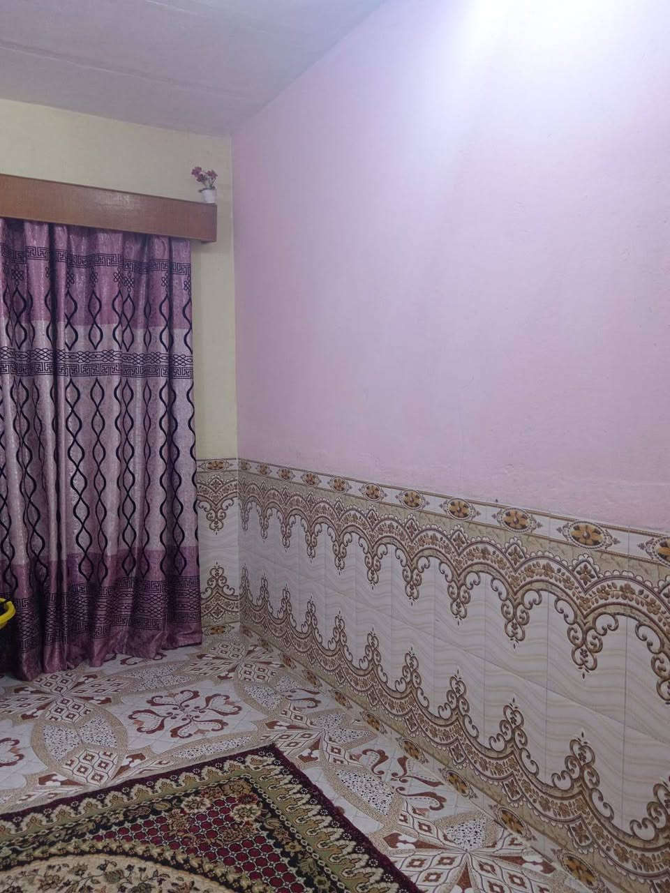 السلام عليكم ورحمه الله وبركاته 
بيت 100 متر مربع مكانه بحي الرحمه الثانيه 
بيت مرتب كامل وبيه محل بناء نضيف جدآ  ماتخسر عليه نهائيآ 
بلنسبه للمنطقه خدمات كامله 
ماء.مجاري . تبليط.كهرباء 
سعره 45 مليون وبيه مجال كلش بسيط
للاستفسار الإتصال على الرقم ***********
