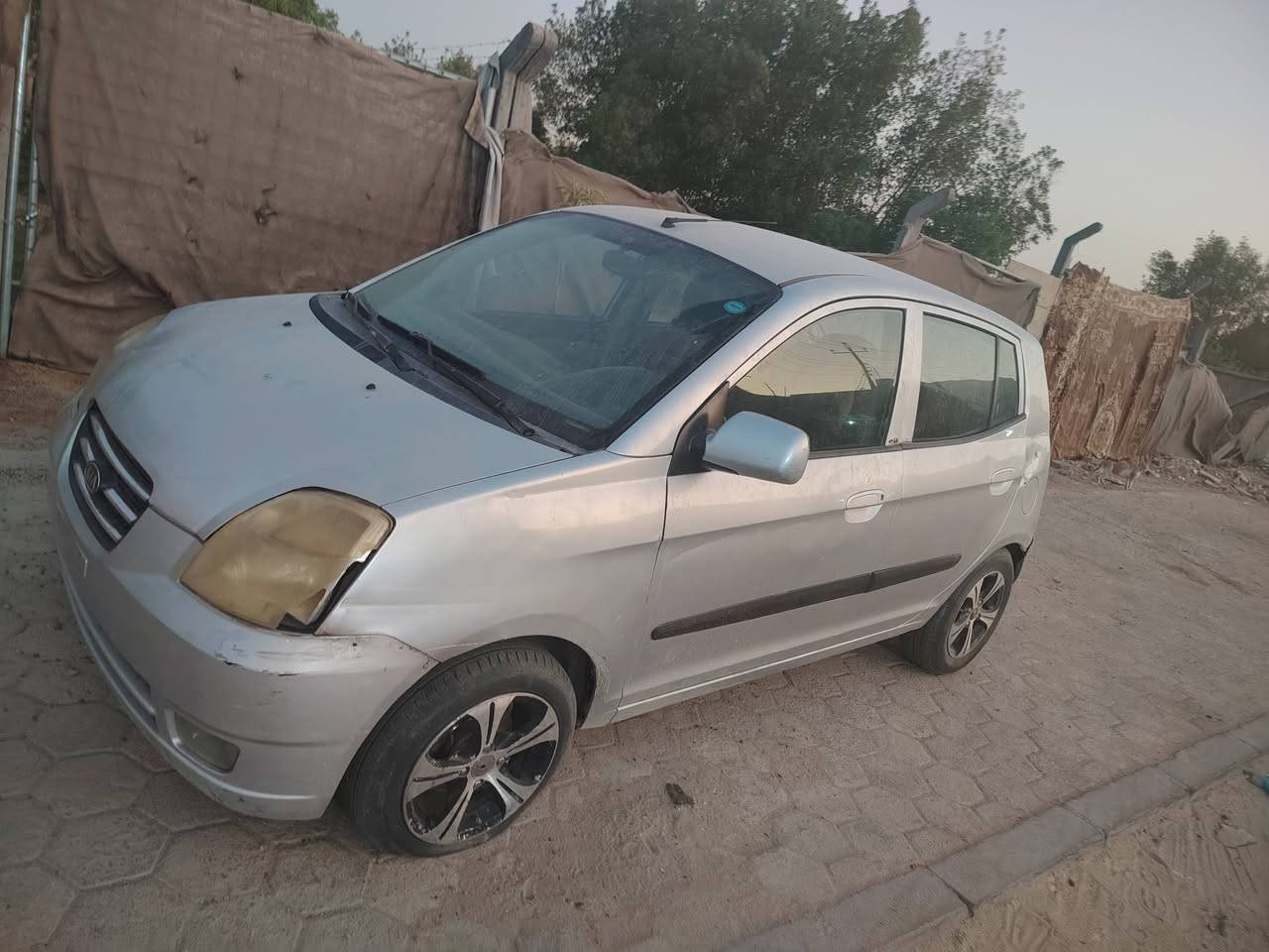 السلام عليكم ورحمة الله وبركاته كيا بيكانتو مديل 2005 بدون ارقام مكفول من الضربه القوية تخم تاير بيها دواخل نضيفه كهربائية كله شغاله مكينه وكير جدد فقط كازكت بيها السياره العنوان نجف السعر 18 وبيها مجال الشراي يجي خاص أو يتصل ***********
